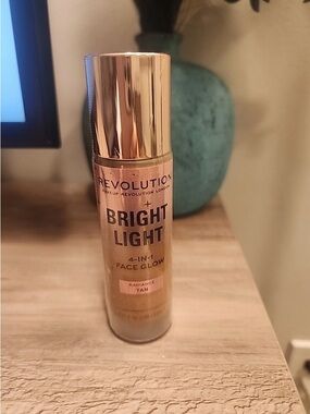 Revolution Bright Light 4-in-1 Face Glow Make Up
